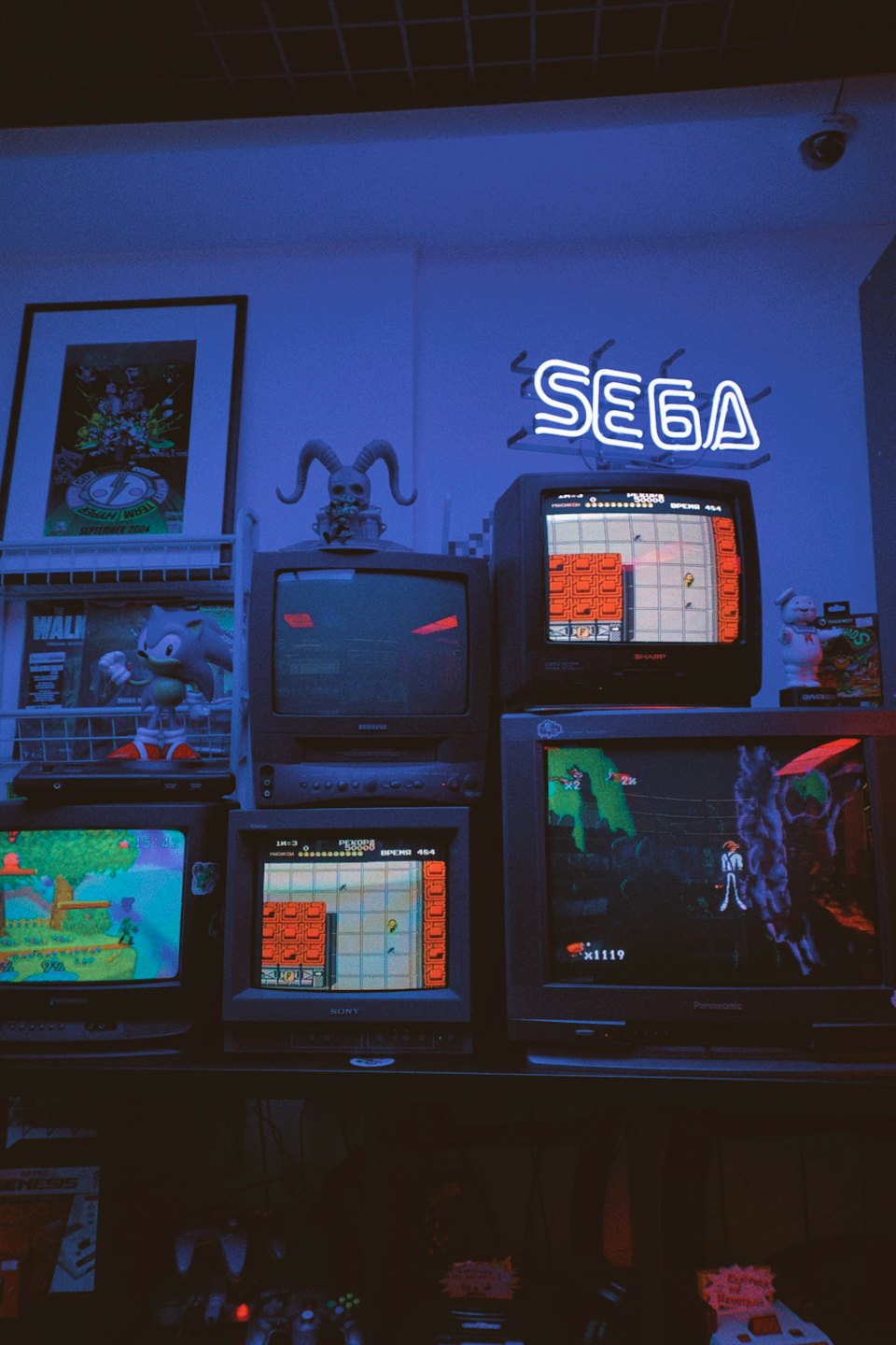 Schermo di videogiochi retrò con TV a tubo catodico e insegna al neon SEGA.